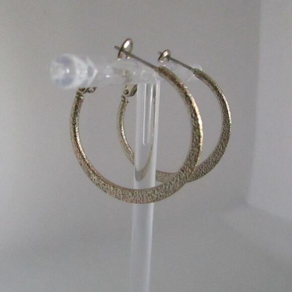 Vintage 80s/90s Gold Tone Hoop Earrings Textured Glitter Finish 1in Latch Back - Picture 1 of 17